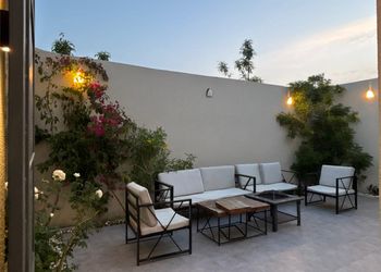 شاليه بجلسة خارجية وأجواء ممتعة 