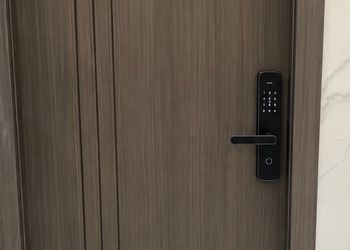 شقة بصالة أنيقة وغرفتين نوم 