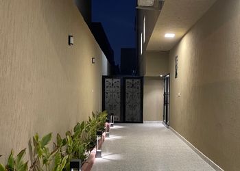 شقة بصالة أنيقة ودخول ذاتي