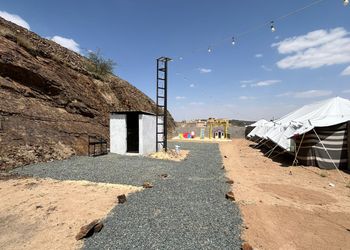 مخيم بجلسة خارجية وأجواء ممتعة