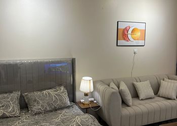 استديو بأثاث مريح وبسيط 