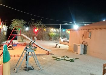 مخيم ببيت شعر وألعاب أطفال 