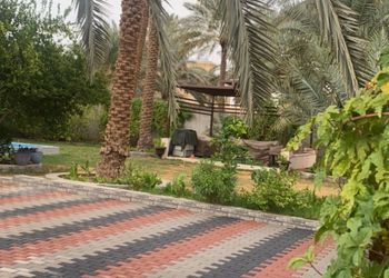 استراحة بمسطح اخضر وجلسه خارجيه