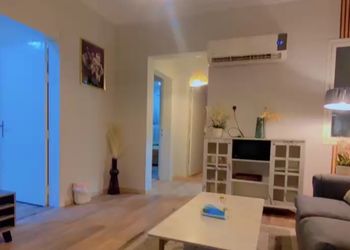 شقة بصالة مريحة وغرفتين نوم 