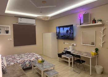 استديو بأثاث مريح وبسيط 