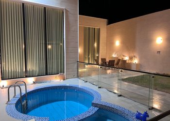 شاليه بألعاب أطفال ومسبح