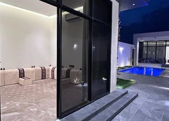 شاليه بمسطح اخضر و مسبح