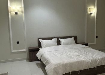شقه بغرفة نوم وصالتيين جلوس