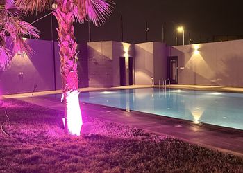 شاليه بمسطح اخضر وجلسة خارجية 