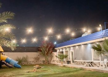 شاليه بمسطح اخضر وجلسة خارجية