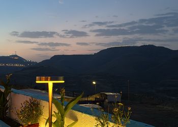 كرفان على اطلالة جبلية خلابه