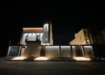 شاليه بجلسة مطلة على مسبح 