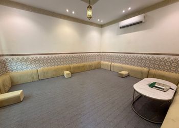 شاليه بجلسة خارجية ومسطح اخضر