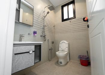 شاليه بمسطح اخضر وجلسة خارجية 