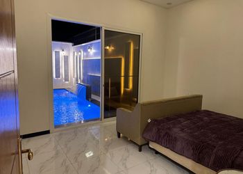 شاليه بألعاب أطفال ومسبح