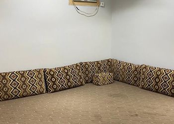 مزرعة بمسطحات خضراء وجلسة خارجية