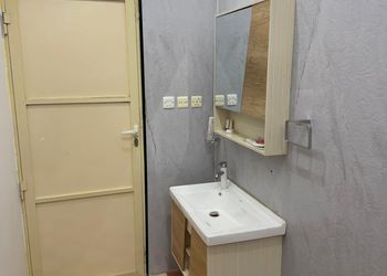شقة بصالة وثلاث غرف نوم