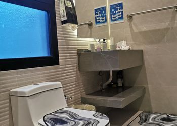 شقة بصالة مريحة وجلسة خارجية 
