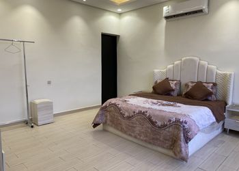 شاليه بمجلس مطل على المسبح 