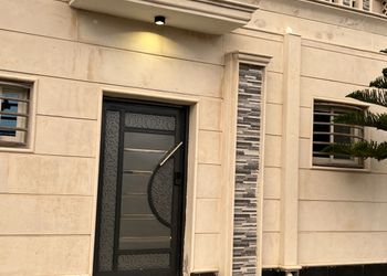 استديو بأثاث مريح وبسيط 