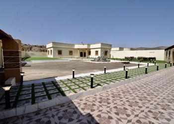 استراحة بملعب كرة طائرة وجلسة 
