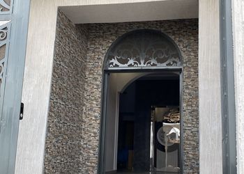 شقة بصالة أنيقة ودخول ذاتي