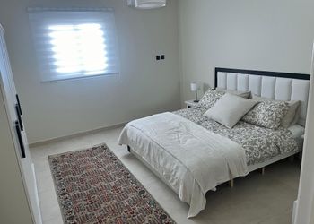 شقة بصالة وغرفة نوم بأثاث مريح