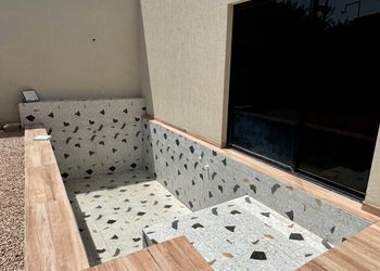 شاليه بمسطح اخضر  ومسبح