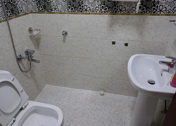 استديو بأثاث مريح وبسيط 
