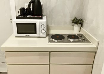 استديو بأثاث مريح وبسيط 