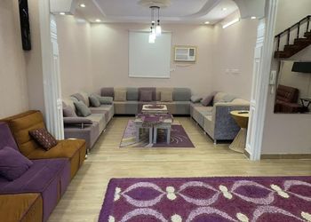 استراحة بمسطح اخضر وجلسه خارجيه