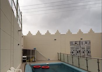 استراحة بمسبح خارجي وجلسة خارجية