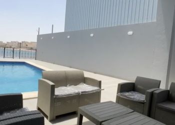 شالية بمجلس وبإطلالة على المسبح