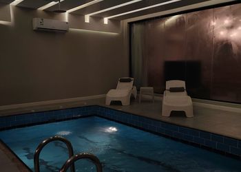 استراحة بمسطح اخضر وجلسه خارجيه