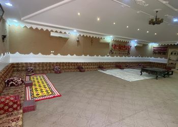 استراحة بمسطح اخضر وجلسه خارجيه