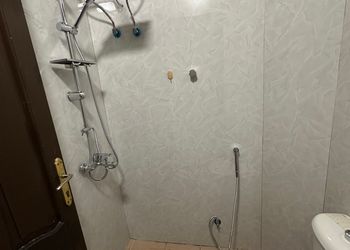 استديو بأثاث مريح وبسيط 