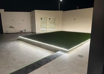 شاليه بمسطح اخضر ومجلس