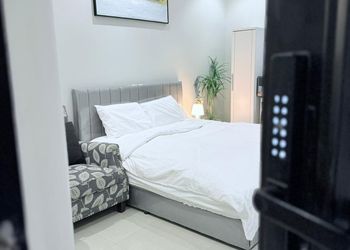 استديو هادئ بسرير ماستر 