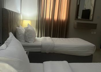 غرفة بسريرين مفردة وأثاث مريح