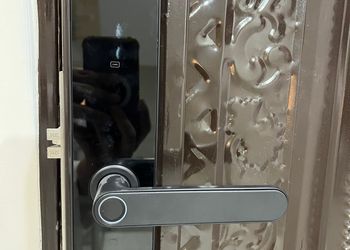 شقة بصالة وثلاث غرف نوم وإطلالة