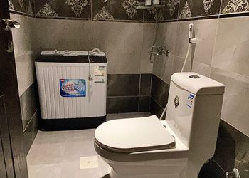  شقة بغرفتين نوم وأثاث مريح 