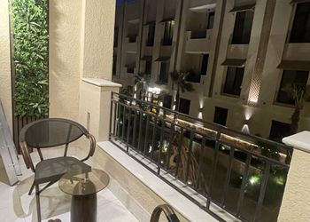 شقة بصالة انيقة وثلاث غرف نوم