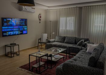 استديو واسع بتصميم هادئ ومريح 