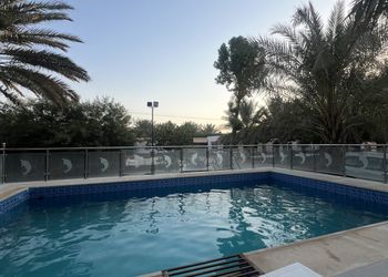مزرعة بمسطح اخضر وجلسة خارجية 