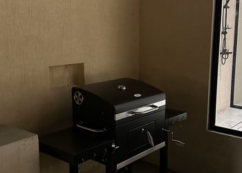 شاليه بصالة جلوس مطلة على المسبح