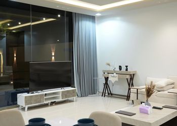 شاليه بمسطح اخضر ومسبح 