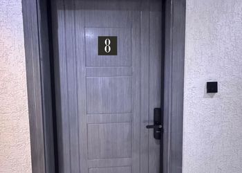 استديو بأثاث مريح وبسيط 