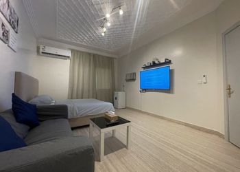 استديو بسرير ماستر وجلسة 