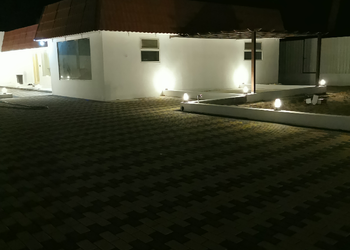 استراحة بمسطح اخضر وجلسه خارجيه