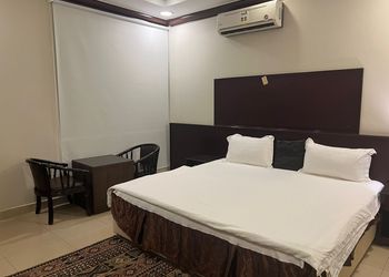 استديو بأثاث مريح وبسيط 
